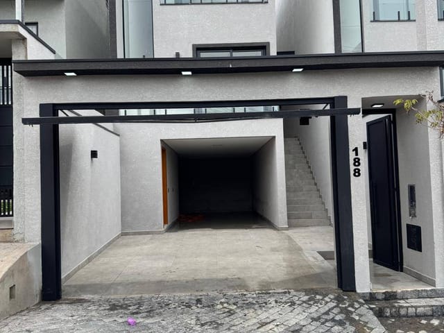 Sobrado com 150m² 2 quartos e 1 banheiro, à venda, no bairro Chácara Jaguari (Fazendinha) em Santana de Parnaíba