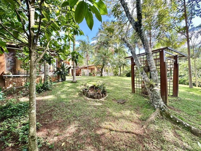 Sobrado com 1213m² 4 quartos e 6 banheiros, à venda, no bairro Vila de São Fernando em Cotia