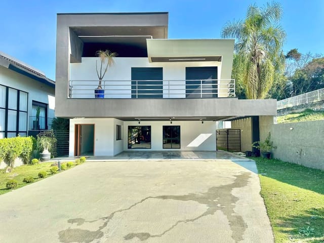Sobrado com 844m² 4 quartos e 4 banheiros, à venda ou para alugar, no bairro Chácaras São Carlos em Cotia