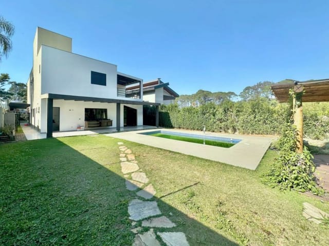 Sobrado com 844m² 4 quartos e 4 banheiros, à venda ou para alugar, no bairro Chácaras São Carlos em Cotia