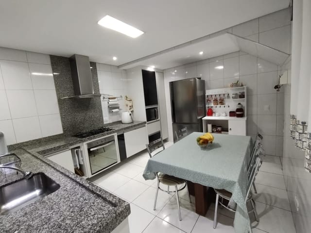 Sobrado 3 quartos e 2 banheiros, à venda, no bairro Jardim Elvira em Osasco