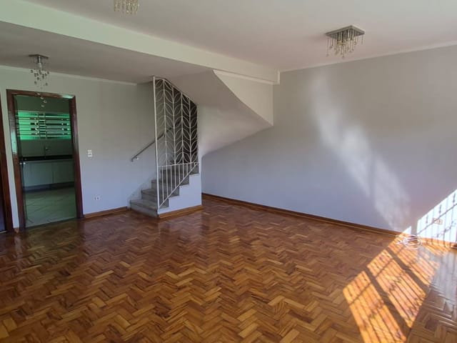 Sobrado com 165m² 5 quartos e 3 banheiros, para alugar, no bairro Jardim D'Abril em Osasco