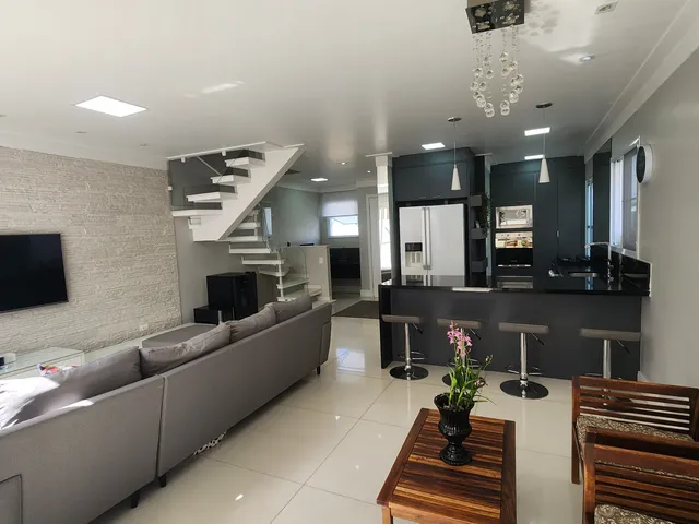 Sobrado 3 quartos e 3 banheiros, à venda, no bairro Chácara Quiriri em Carapicuíba