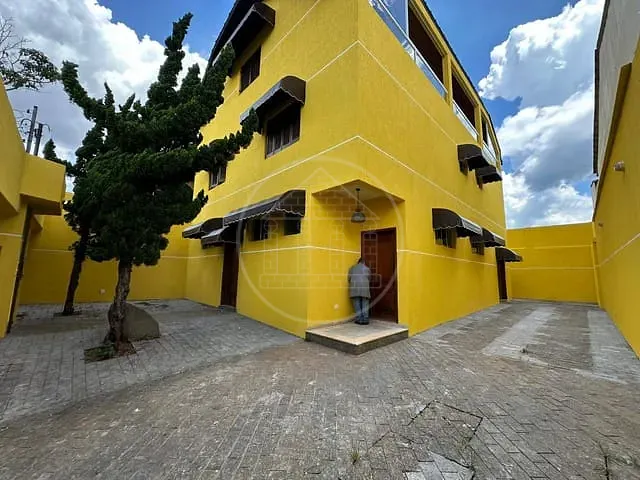 Sobrado com 250m² 5 quartos e 4 banheiros, para alugar, no bairro Jardim das Imbuias em São Paulo
