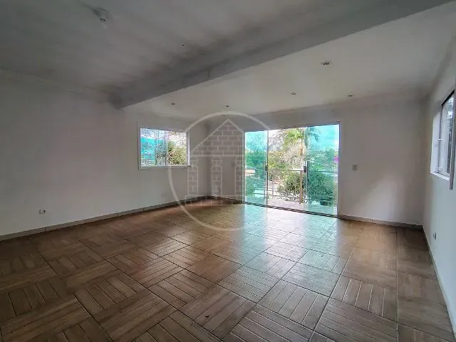 Sobrado com 700m² 4 quartos e 4 banheiros, à venda ou para alugar, no bairro Jardim Shangrilá (Zona Sul) em São Paulo