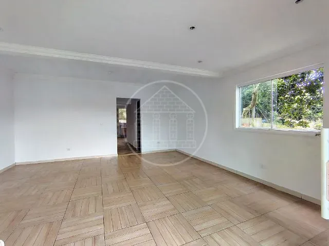 Sobrado com 700m² 4 quartos e 4 banheiros, à venda ou para alugar, no bairro Jardim Shangrilá (Zona Sul) em São Paulo