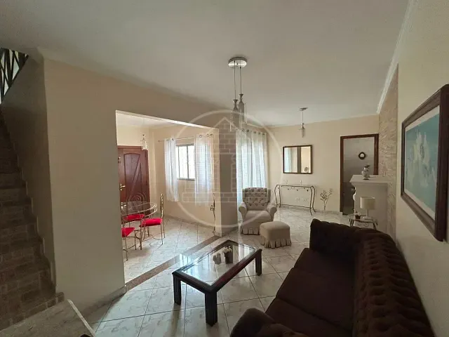 Sobrado com 240m², para alugar, no bairro Cidade Dutra em São Paulo