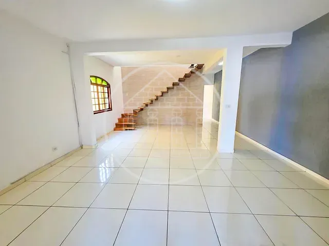 Sobrado com 200m² 3 quartos e 2 banheiros, à venda ou para alugar, no bairro Vila Roschel em São Paulo
