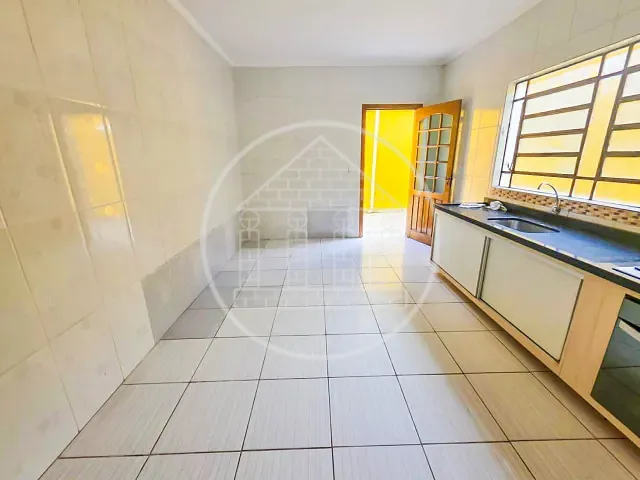 Sobrado com 200m² 3 quartos e 2 banheiros, à venda ou para alugar, no bairro Vila Roschel em São Paulo