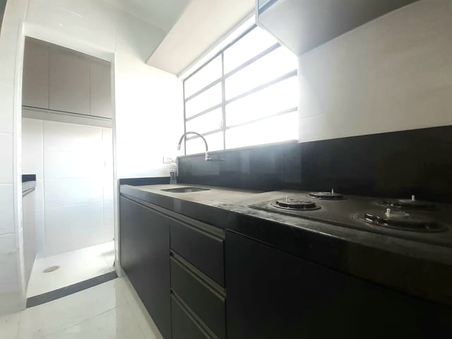 Foto do Studio - Apartamento STUDIO reformado à venda no Edifício Talismã, centro de Londrina - Cozinha, Área de Serviço e Banheiro com armários planejados, 1 vaga de garagem | Guepardo Imob