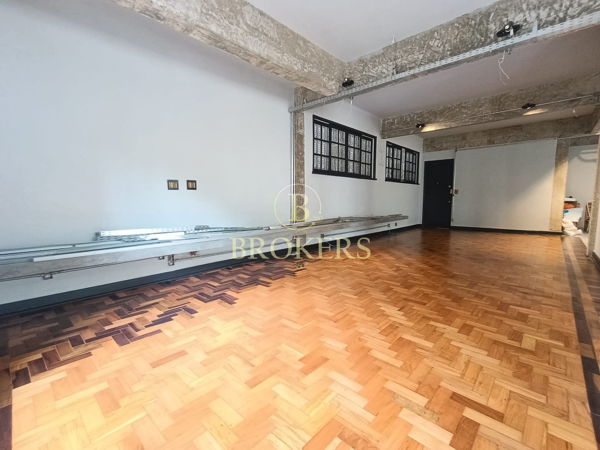 Original 3 quartos, hoje transformado em um estúdio amplo e sofisticado — versatilidade e alto padrão em localização privilegiada