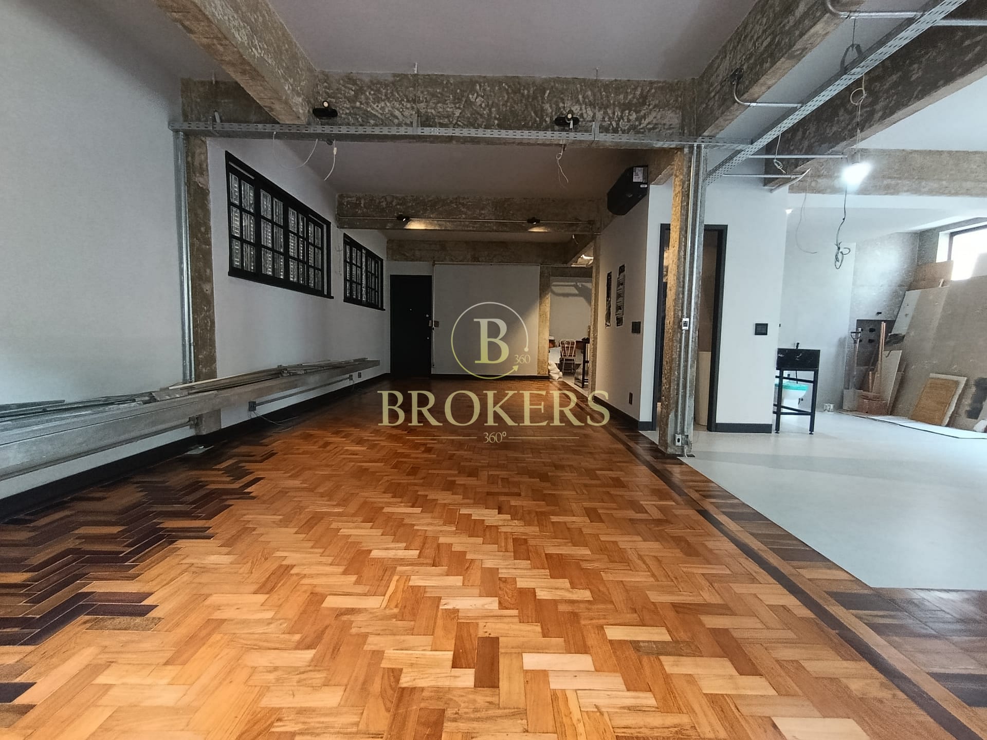 Original 3 quartos, hoje transformado em um estúdio amplo e sofisticado — versatilidade e alto padrão em localização privilegiada