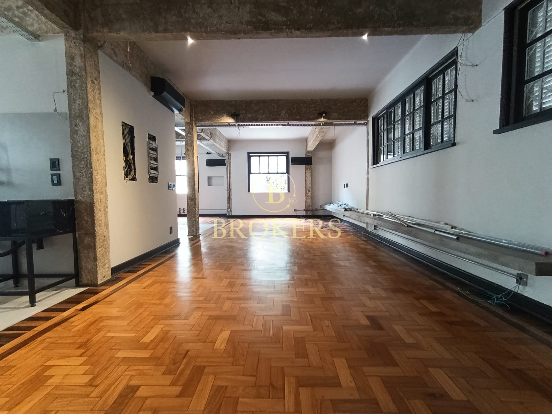 Original 3 quartos, hoje transformado em um estúdio amplo e sofisticado — versatilidade e alto padrão em localização privilegiada