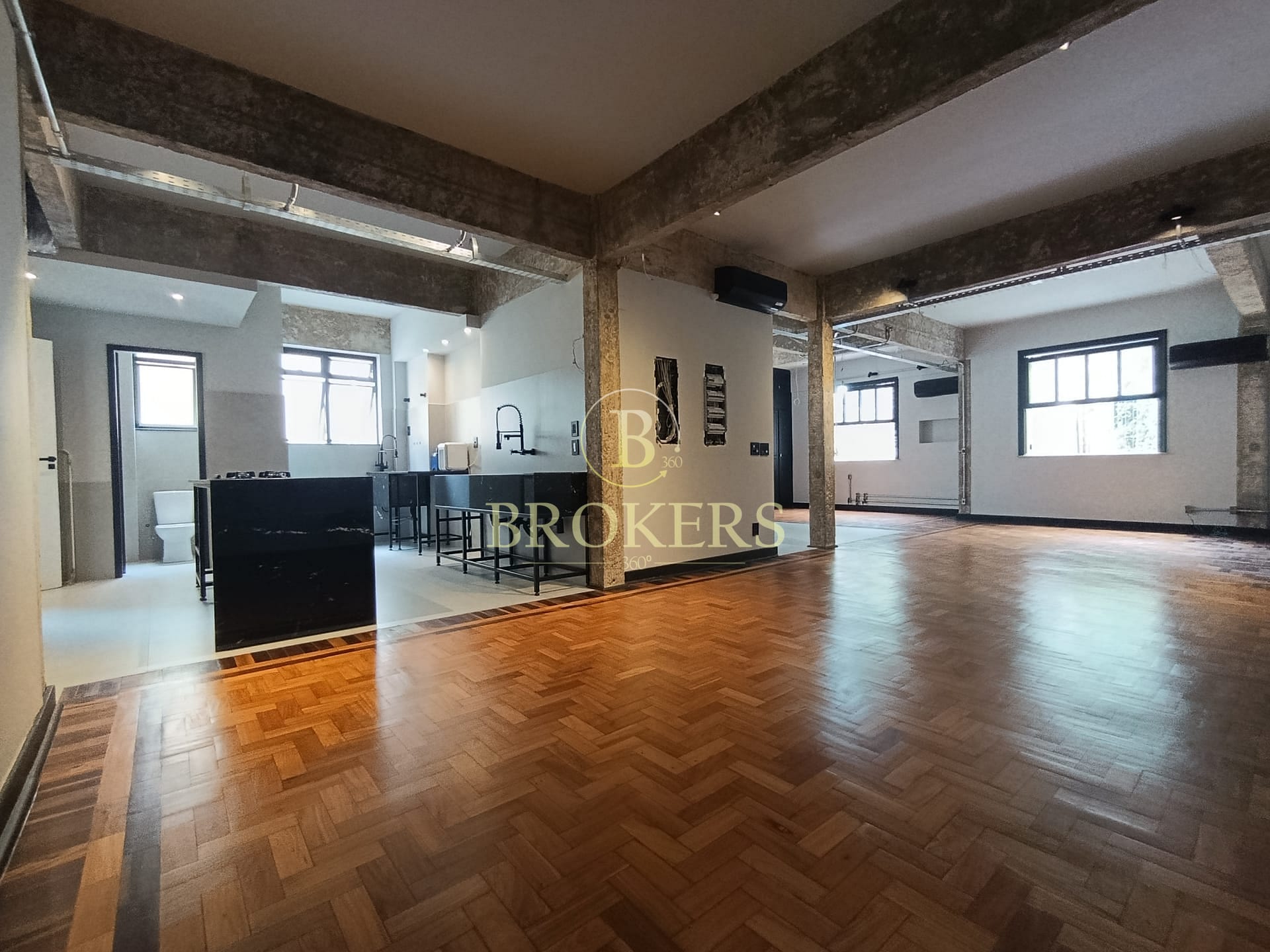 Original 3 quartos, hoje transformado em um estúdio amplo e sofisticado — versatilidade e alto padrão em localização privilegiada