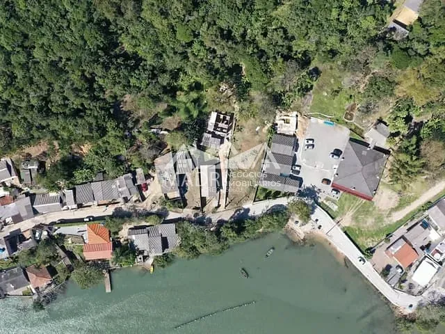 Terreno com 576m², à venda, no bairro Enseada de Brito em Palhoça
