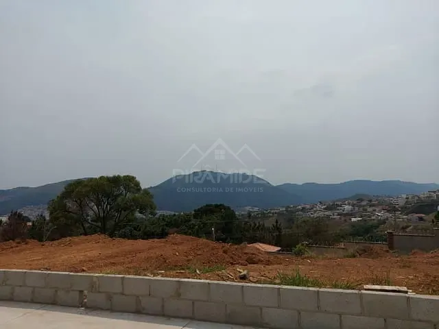 Terreno com 450m², à venda, no bairro Centreville em Poços de Caldas