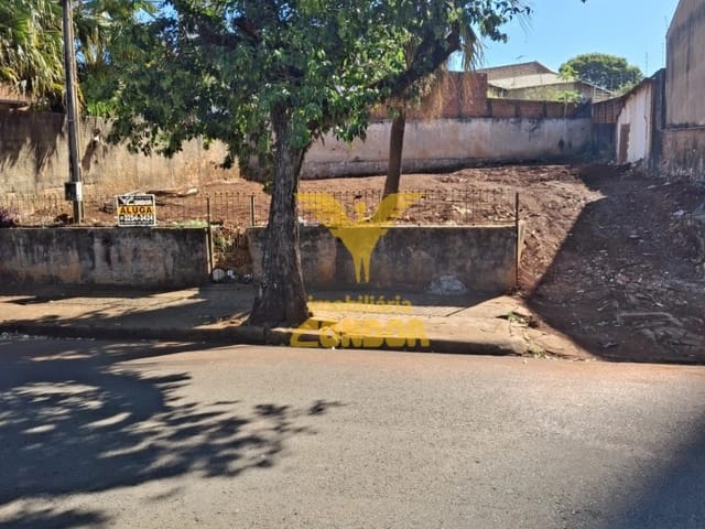 Terreno com 330m², para alugar, no bairro Centro em Cambé
