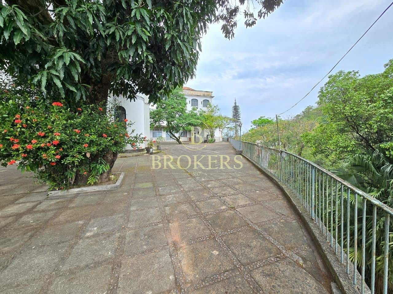 Terreno a venda em Santa Teresa com aproximadamente 15.000 m² de área e 7.000 m² de área construída.