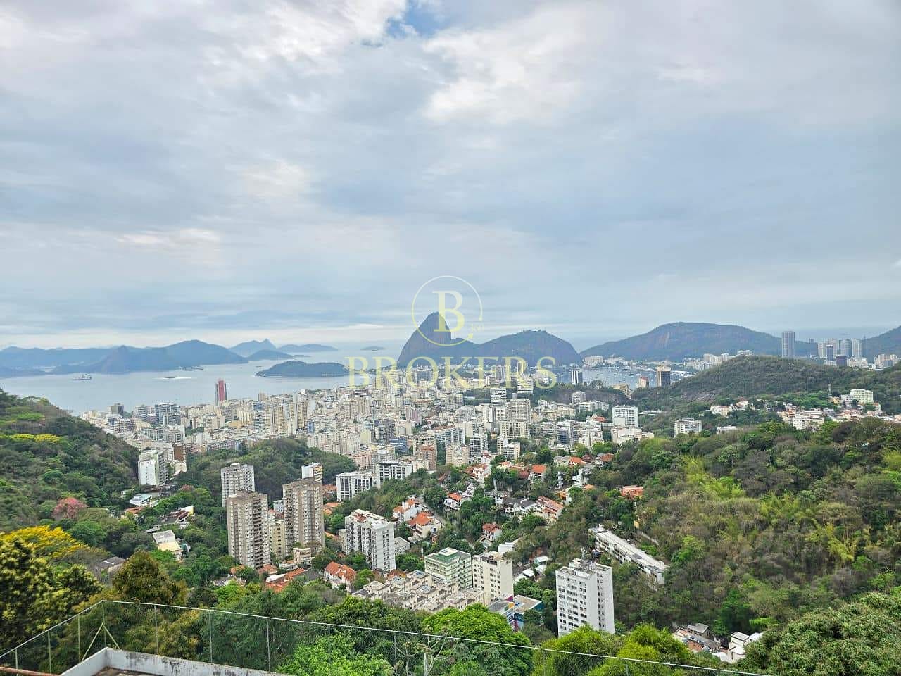 Terreno a venda em Santa Teresa com aproximadamente 15.000 m² de área e 7.000 m² de área construída.