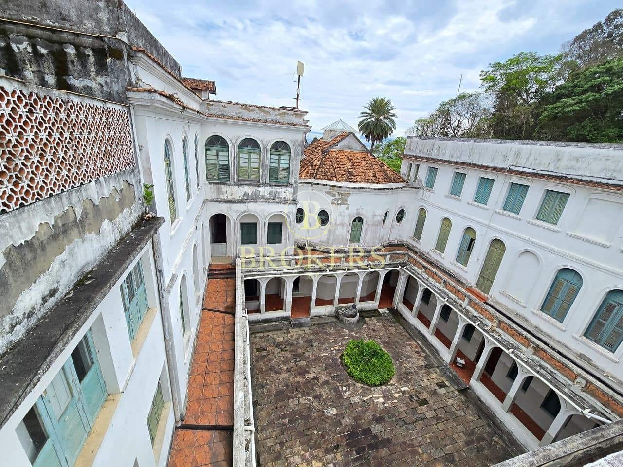 Terreno a venda em Santa Teresa com aproximadamente 15.000 m² de área e 7.000 m² de área construída.