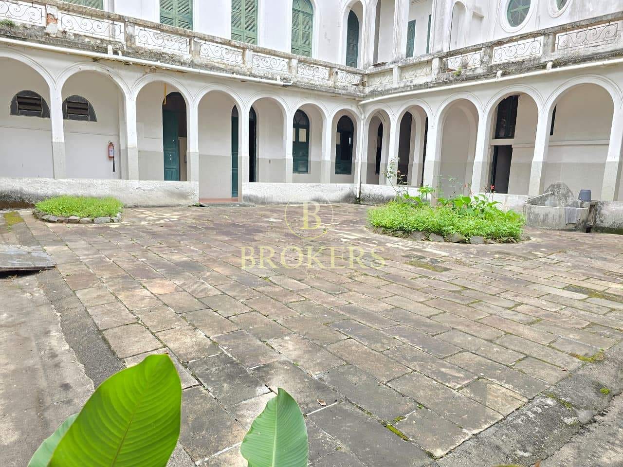 Terreno a venda em Santa Teresa com aproximadamente 15.000 m² de área e 7.000 m² de área construída.