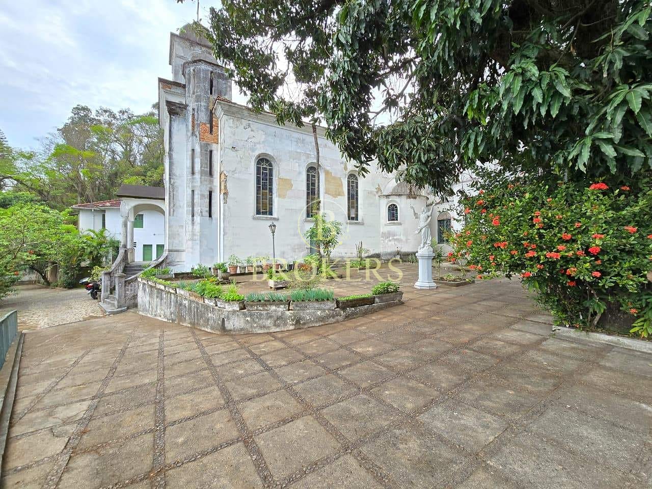 Terreno a venda em Santa Teresa com aproximadamente 15.000 m² de área e 7.000 m² de área construída.