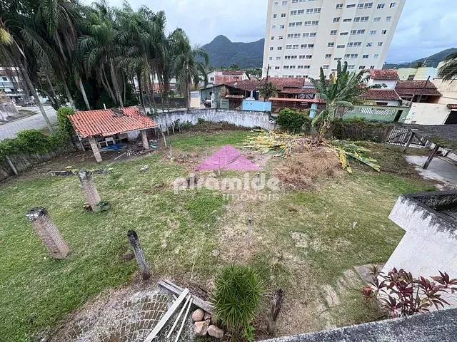 Terreno com 777m², à venda, no bairro Loteamento Balneário Camburi em Caraguatatuba