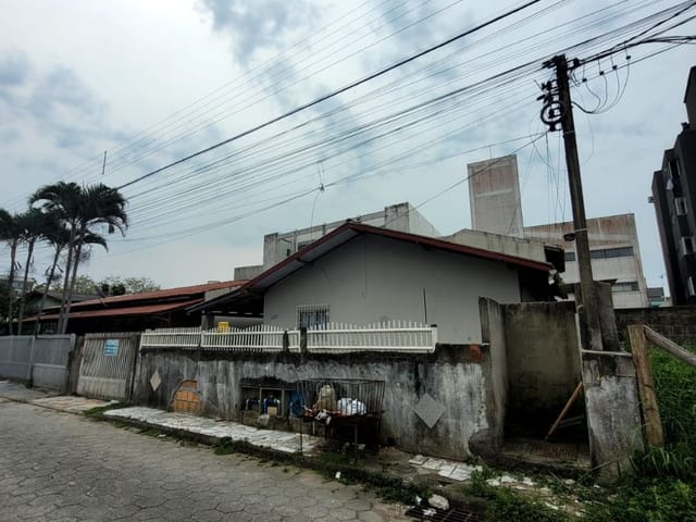 Terreno com 332m², à venda, no bairro Ingleses do Rio Vermelho em Florianópolis