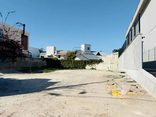 Terreno com 450m², à venda, no bairro Jurerê Internacional em Florianópolis