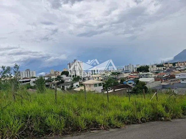 Terreno com 321m², à venda, no bairro São Sebastião em Palhoça