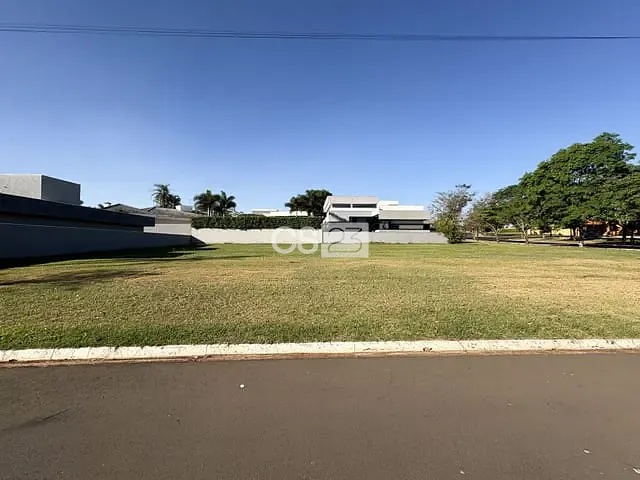 Terreno com 695m², à venda, no bairro Jardim Tarobá em Cambé