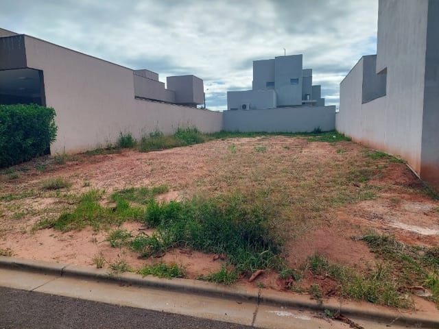 Terreno com 303m², à venda, no bairro Vila Guanabara em Birigui