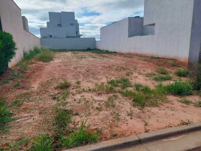 Terreno com 303m², à venda, no bairro Vila Guanabara em Birigui