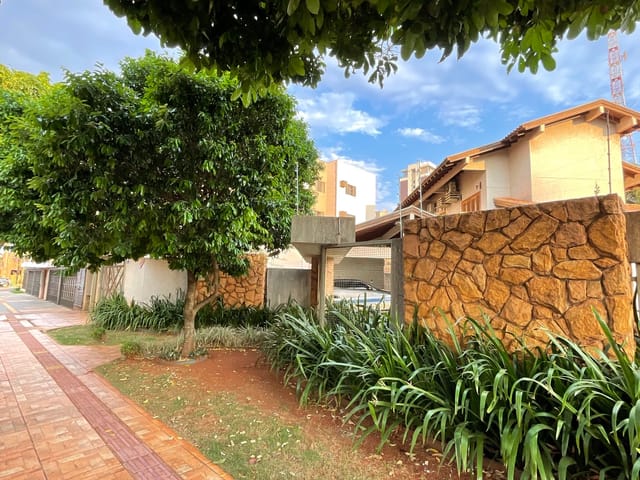 Sobrado com 950m², à venda, no bairro Vila São Luiz em Dourados