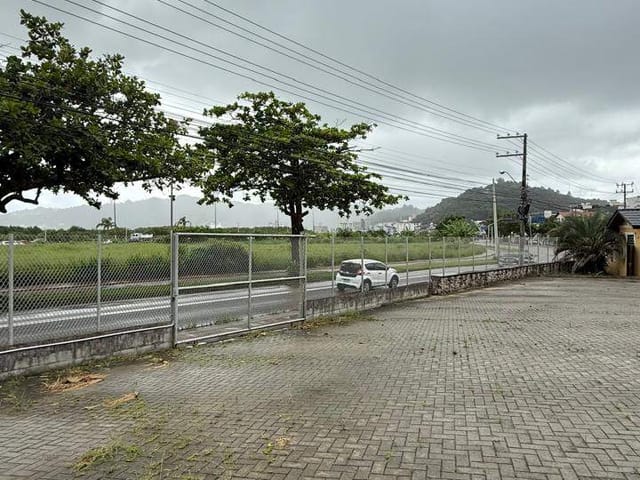 Casa com 880m², para alugar, no bairro Costeira do Pirajubaé em Florianópolis