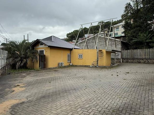 Casa com 880m², para alugar, no bairro Costeira do Pirajubaé em Florianópolis