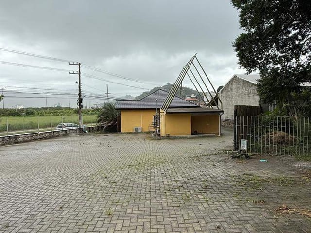 Casa com 880m², para alugar, no bairro Costeira do Pirajubaé em Florianópolis