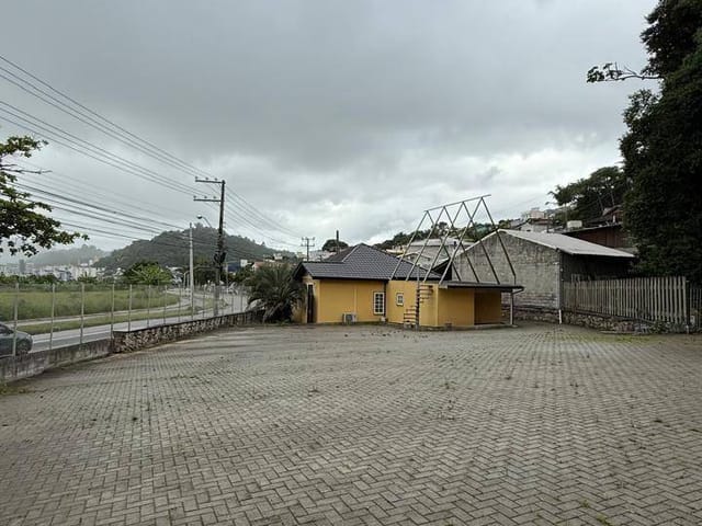 Casa com 880m², para alugar, no bairro Costeira do Pirajubaé em Florianópolis