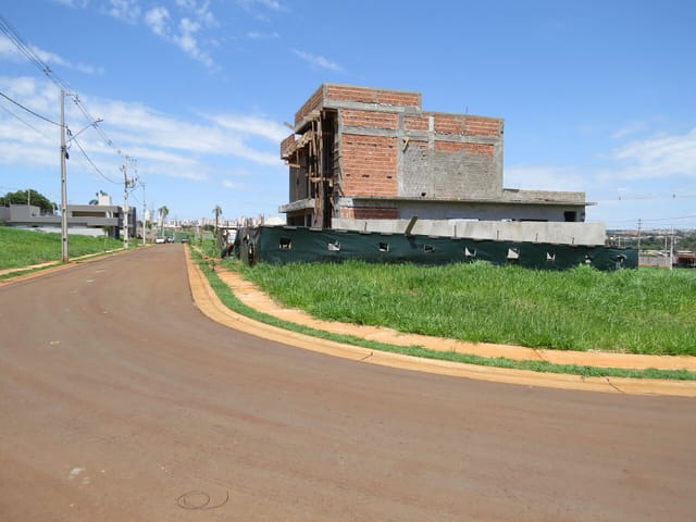 Terreno com 275m², à venda, no bairro Cond. Golden Park II em Londrina
