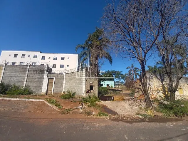 Terreno com 1600m², à venda, no bairro Chácaras Tubalina e Quartel em Uberlândia