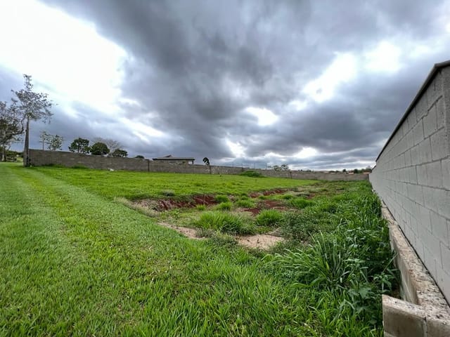 Terreno com 1350m², à venda, no bairro Condomínio Estancia Cabral em Cambé