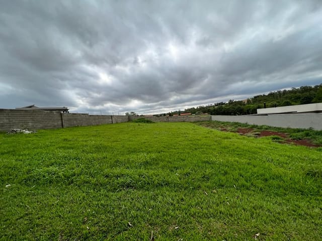 Terreno com 1350m², à venda, no bairro Condomínio Estancia Cabral em Cambé