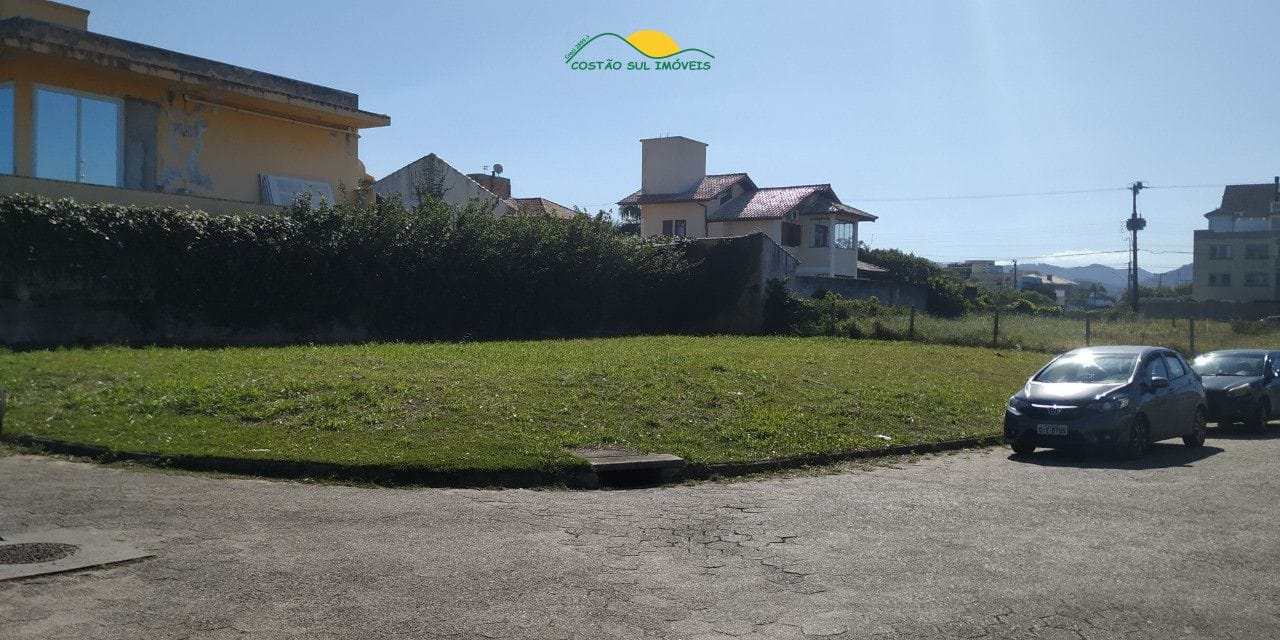Terreno Escritura Publica de 533,42 m² a 330 metros da praia , com ótima infra estrutura em seu entorno - Campeche - Florianópolis/SC