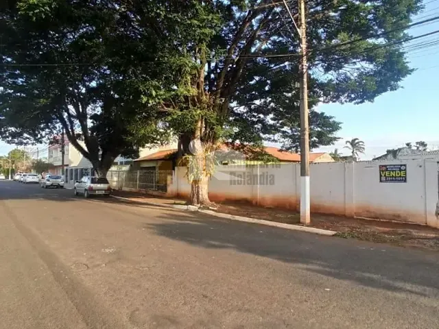 Terreno à venda, no bairro Centro em Rolândia