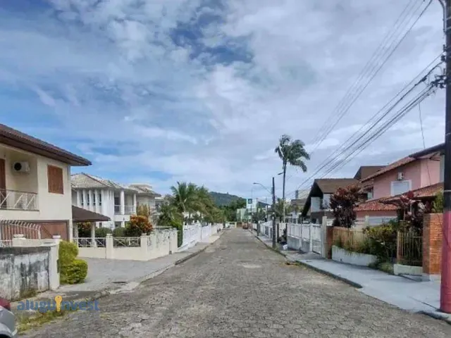 Terreno com 477m², à venda, no bairro Córrego Grande em Florianópolis