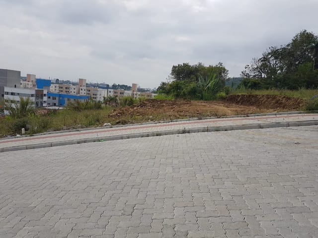 Terreno com 338m², à venda, no bairro Espinheiros em Itajaí
