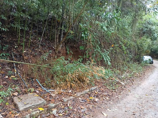 Terreno com 1940m², à venda, no bairro Samambaia em Petrópolis