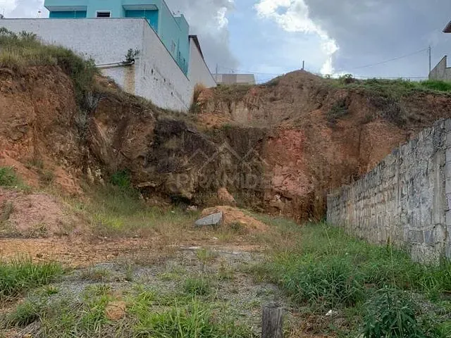 Terreno com 640m², à venda, no bairro Parque Primavera em Poços de Caldas
