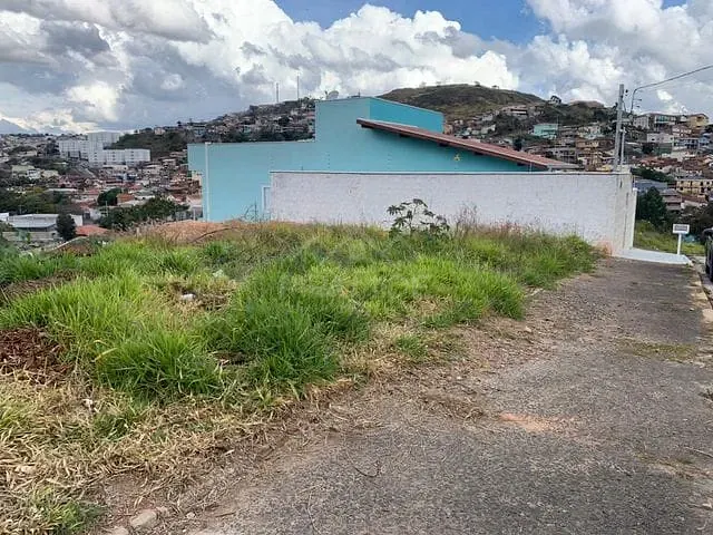Terreno com 640m², à venda, no bairro Parque Primavera em Poços de Caldas