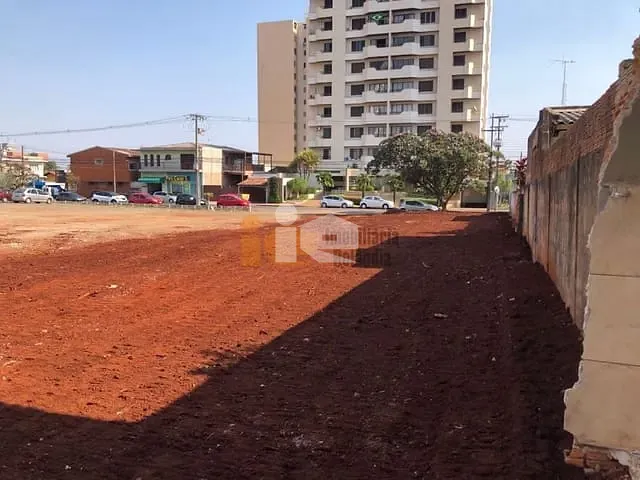 Terreno com 3038m², à venda, no bairro Centro em Arapongas